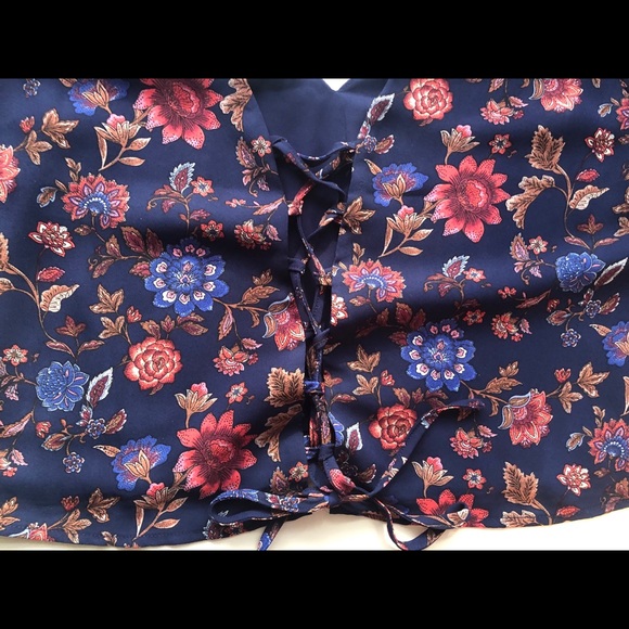 Cute floral crop top! - Picture 4 of 5